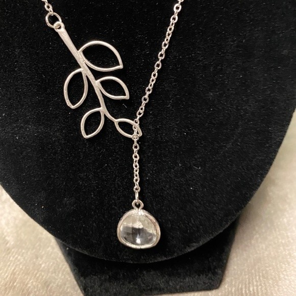 Silver tone Leaf branch necklace with clear faceted stone looped through - 20” - Picture 2 of 6